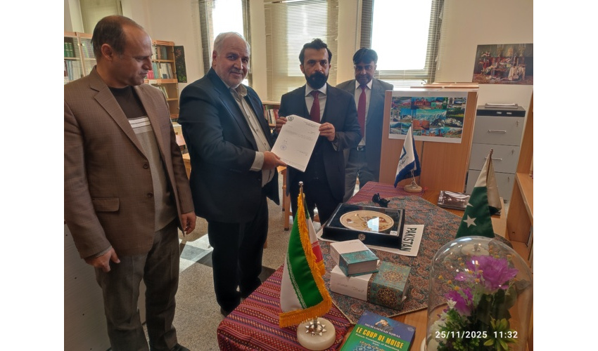 بازدید کنسول جمهوری اسلامی پاکستان از کتابخانه مرکزی دانشگاه نیشابور و اهدای کتاب