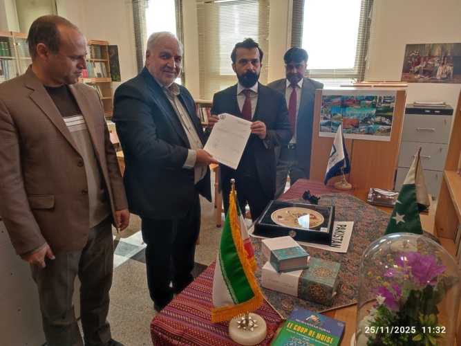 بازدید کنسول جمهوری اسلامی پاکستان از کتابخانه مرکزی دانشگاه نیشابور و اهدای کتاب