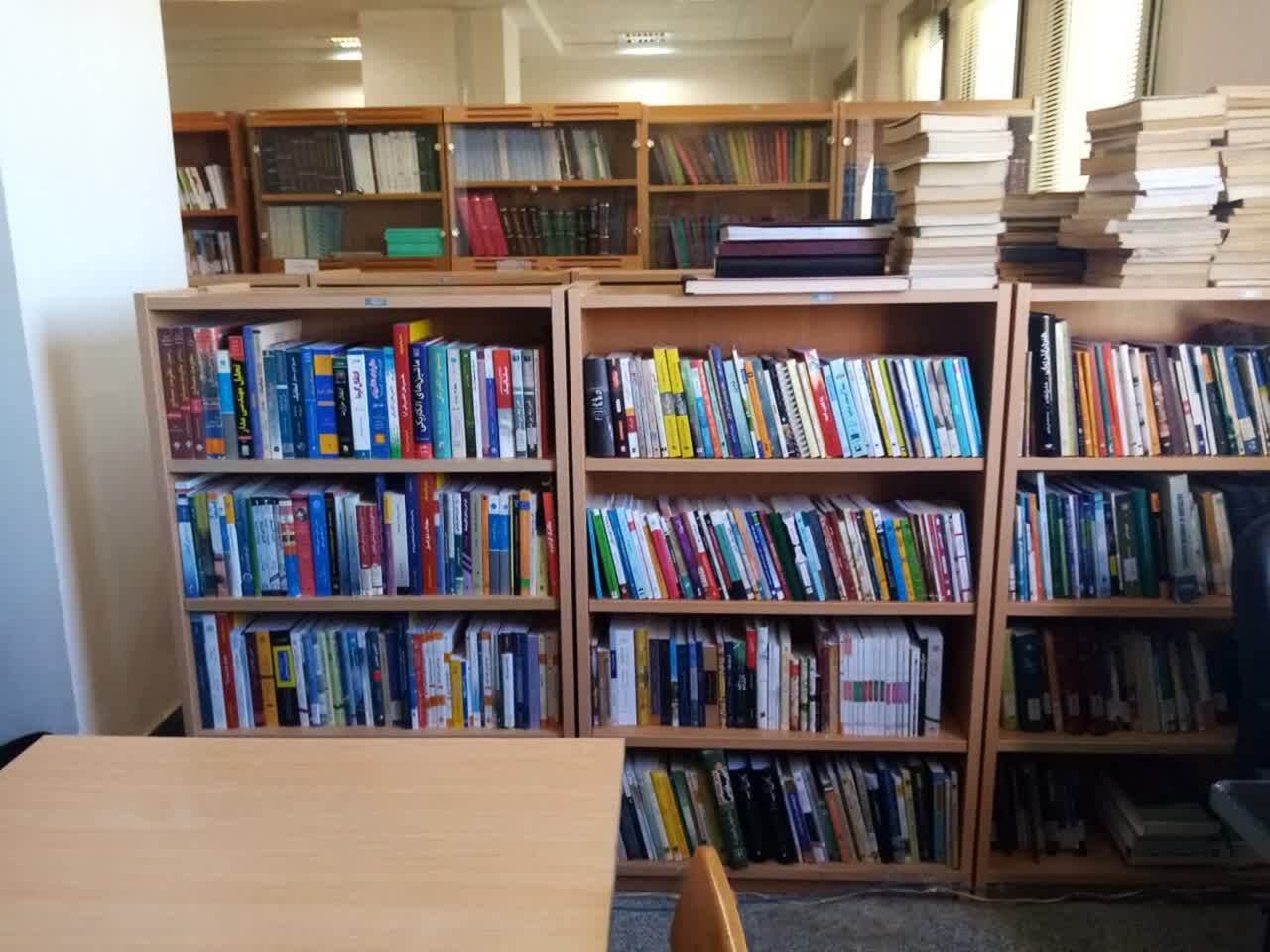 اهدای کتاب به کتابخانه مرکزی دانشگاه نیشابور
